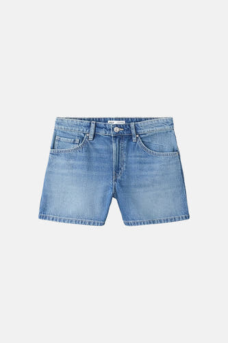 Short en jean de couleur bleu moyen de MANGO, avec coutures apparentes et un style classique à cinq poches.