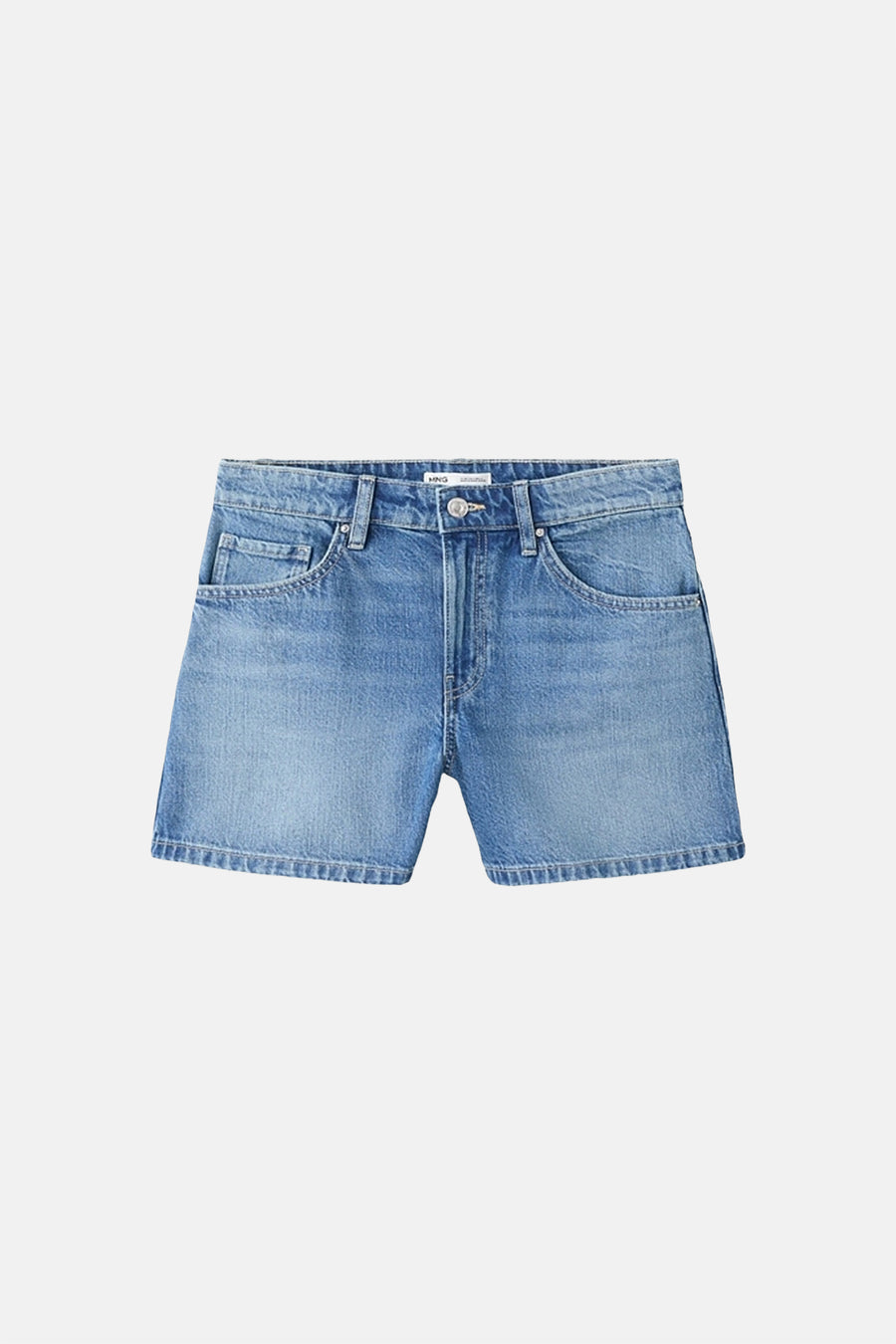 Short en jean de couleur bleu moyen de MANGO, avec coutures apparentes et un style classique à cinq poches.