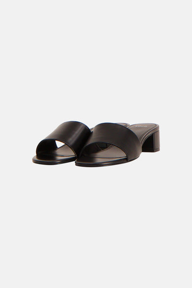 Zwarte sandalen van MANGO met open neus en brede blokhakken.