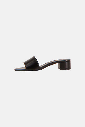 Zwarte sandalen van MANGO met een brede band en een blokhak, van opzij gezien.