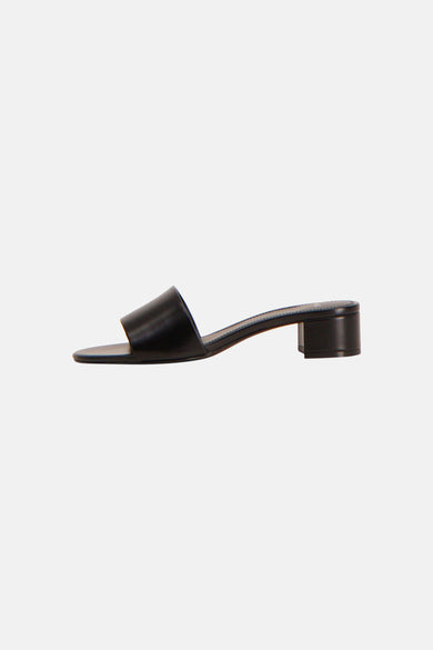 Zwarte sandalen van MANGO met een brede band en een blokhak, van opzij gezien.