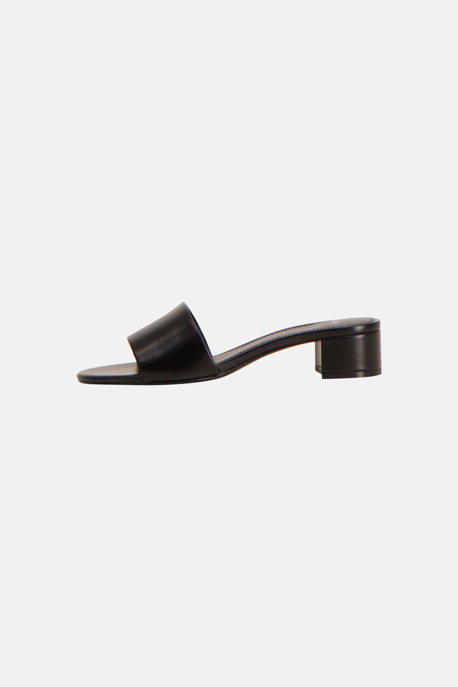 Zwarte sandalen van MANGO met een brede band en een blokhak, van opzij gezien.