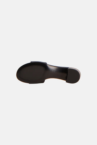 Zwarte sandalen van MANGO met geribbelde zool en lage blokhak, van onderen gezien.