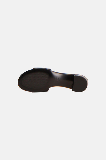 Zwarte sandalen van MANGO met geribbelde zool en lage blokhak, van onderen gezien.