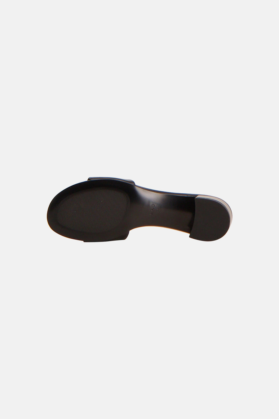 Zwarte sandalen van MANGO met geribbelde zool en lage blokhak, van onderen gezien.
