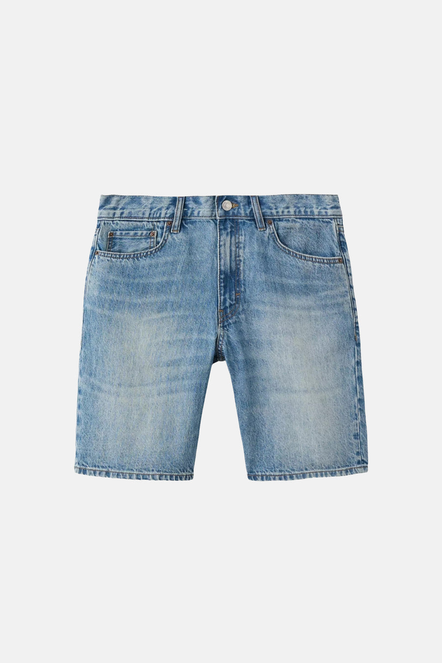 Mid-blauwe denim Bermuda van MANGO met knoopsluiting en zakken, platliggend gefotografeerd.