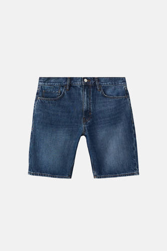 Donkerblauwe denim bermuda van MANGO, vooraanzicht, met riemlussen, knoopsluiting en klassieke zakken.