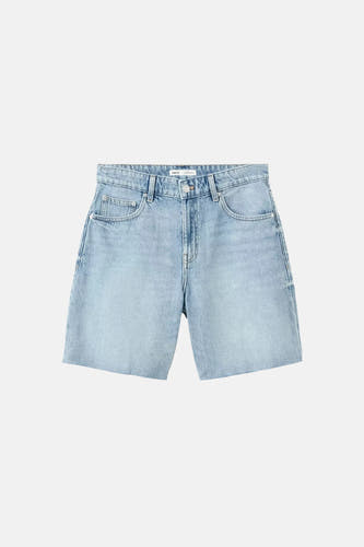 Lichtblauwe denim bermuda van MANGO met knoopsluiting, zakken en onafgewerkte zoom.