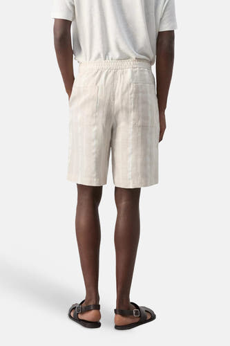 Beige gestreepte bermuda van MANGO met elastische tailleband en opgestikte achterzakken, van achteren gezien.