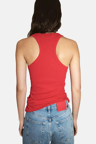 Rode tanktop van MANGO, achterkant met ronde hals en geknoopte zoom, gedragen met blauwe jeans