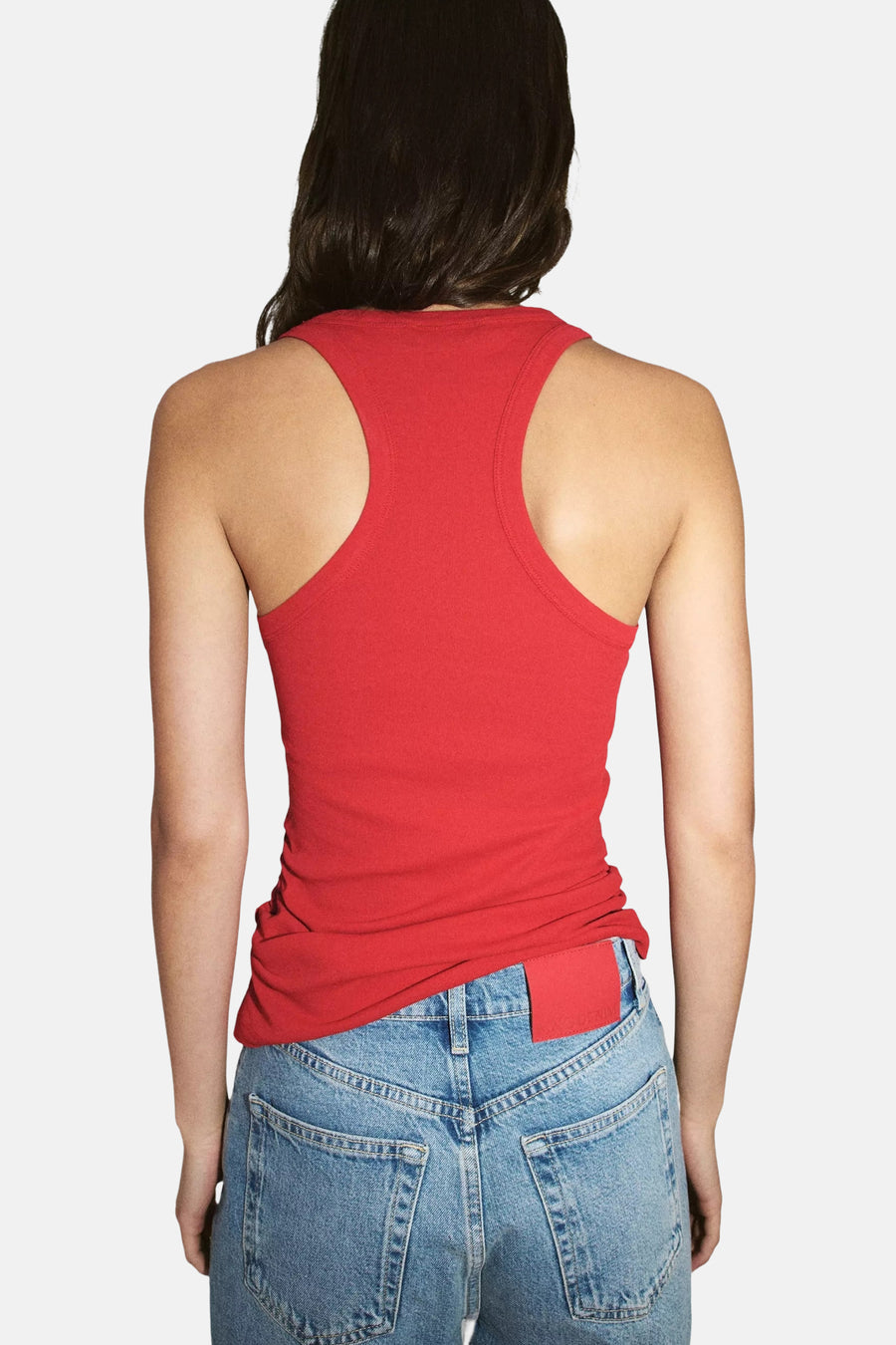Rode tanktop van MANGO, achterkant met ronde hals en geknoopte zoom, gedragen met blauwe jeans