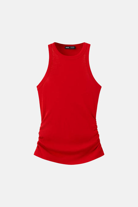 Rode tanktop van MANGO, strak model met ruches aan de zijkant, vooraanzicht
