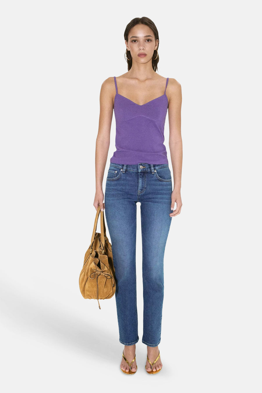 Paarse spaghettibandjes top van MANGO, strak model met V-hals, gedragen met blauwe jeans en gouden sandalen, front view