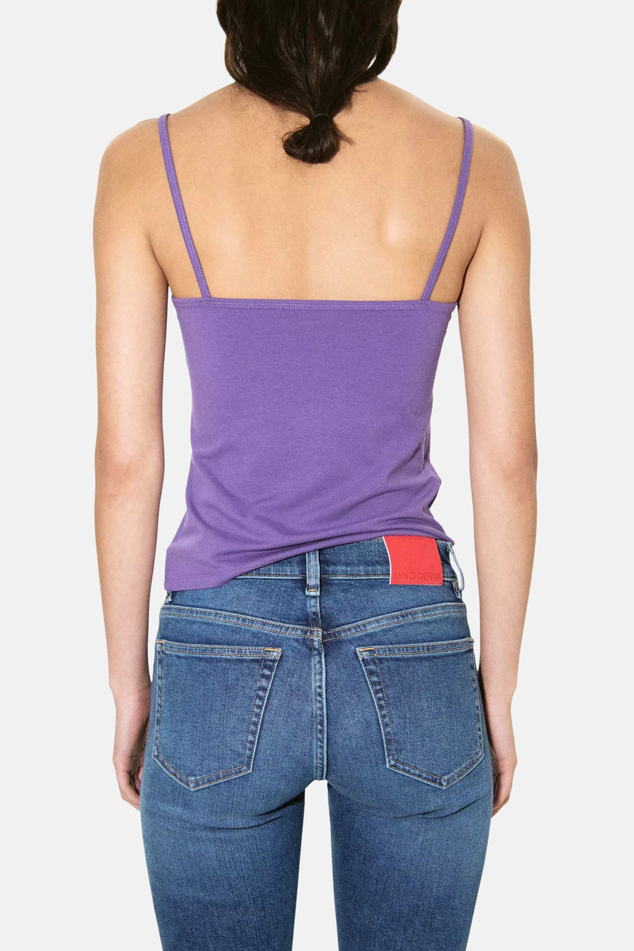 Paarse spaghettibandjes top van MANGO, strakke pasvorm, rugzijde, gedragen met blauwe jeans