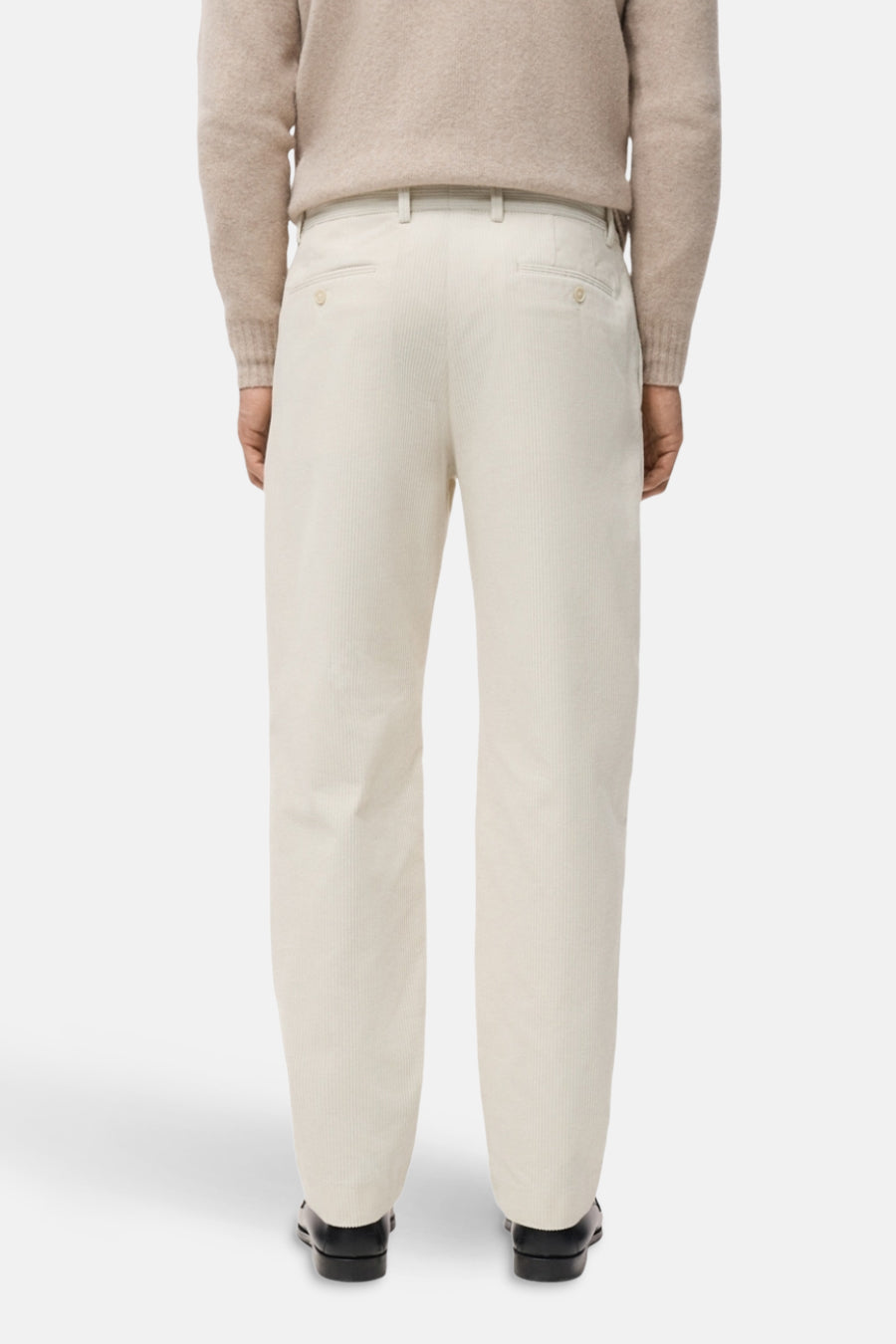 Ecru broek van MANGO, met een corduroy textuur en achterzakken, gezien vanaf de achterkant.