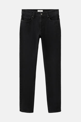 Jean slim bleu marine de MANGO, avec des poches classiques et une subtile texture.