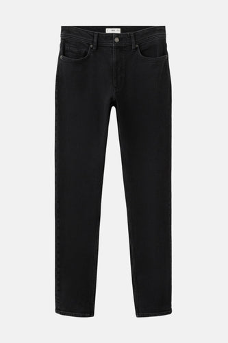 Zwarte spijkerbroek.