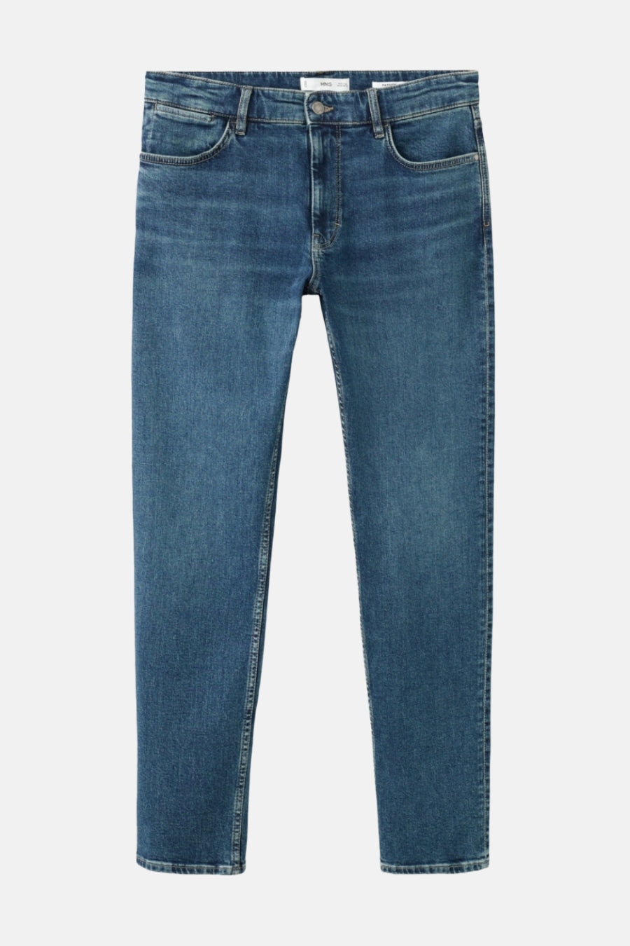 Jean tapered en denim bleu marine de MANGO, avec des poches classiques et une légère usure.