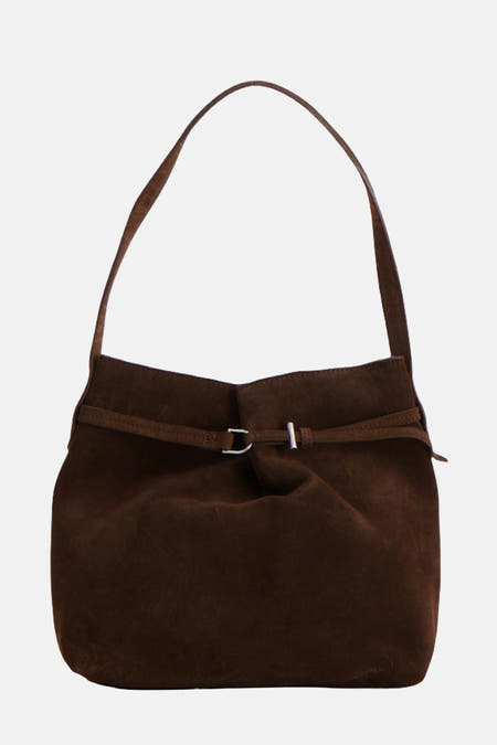 Bruine schoudertas van MANGO, met een suède textuur en een riempje met gesp aan de voorkant.