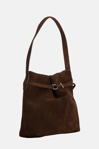 Sac à dos marron de MANGO, avec une ceinture et une boucle argentée.