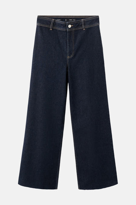 Donkerblauwe, wijde jeans van MANGO, met gele stiksels en een knoopsluiting.