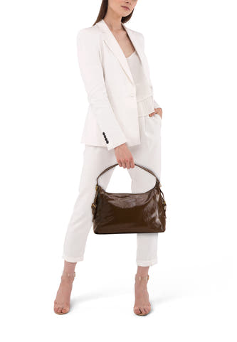 Sac à dos multicolore de MANGO, porté par un modèle en short blanc avec des chaussures transparentes.