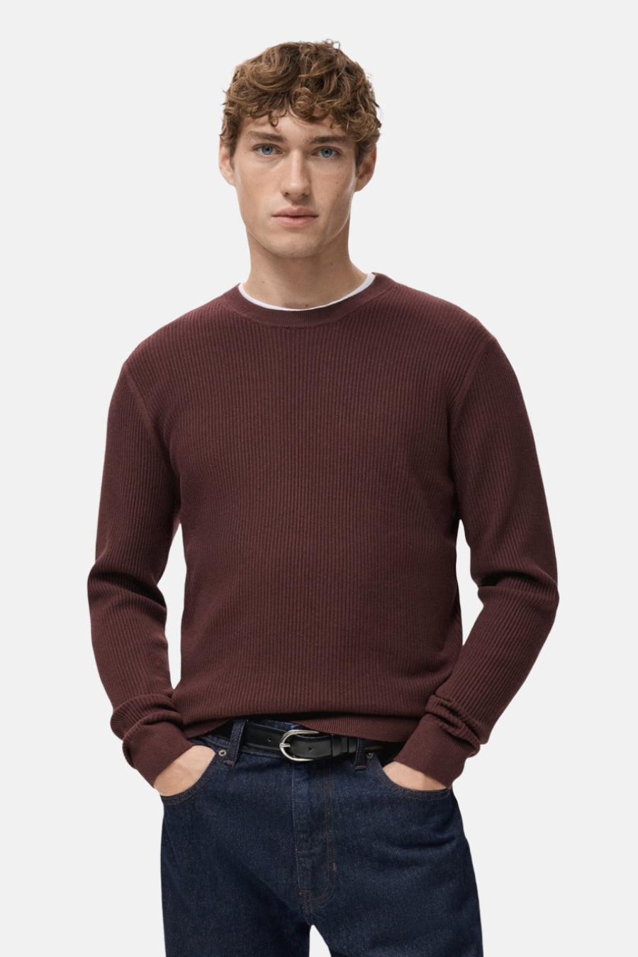 T-shirt rond col de MANGO, vu vu de derrière port porté avec un pantalon de cuir noir.