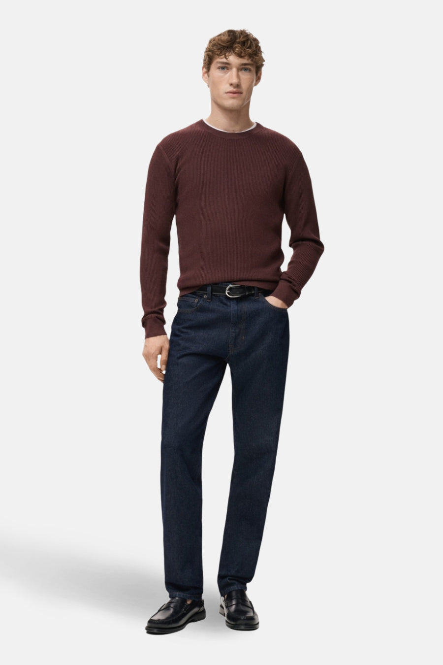 Veste Bordeaux avec col rond de MANGO, portée avec des jeans foncés et des loafers noirs.