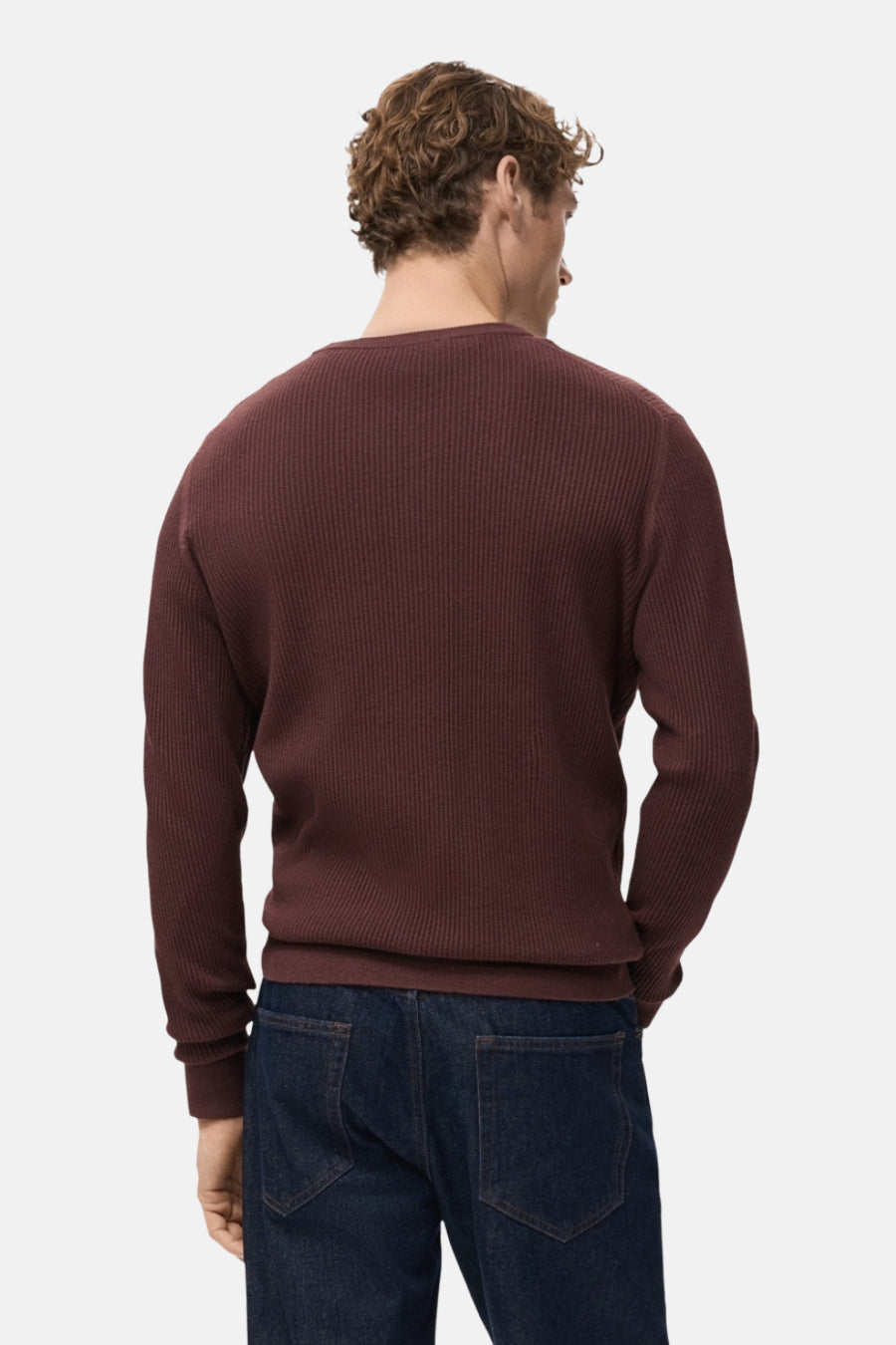 Bordeaux ronde hals trui van MANGO, gezien van achteren, gedragen met een donkere spijkerbroek.

