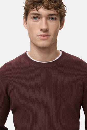 Sweat-shirt bordeaux avec col rond de MANGO, avec des rayures discrètes et un col blanc d'un t-shirt sous-jacent.