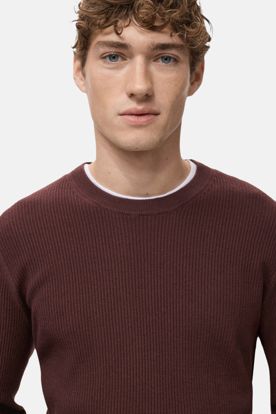 Sweat-shirt bordeaux avec col rond de MANGO, avec des rayures discrètes et un col blanc d'un t-shirt sous-jacent.