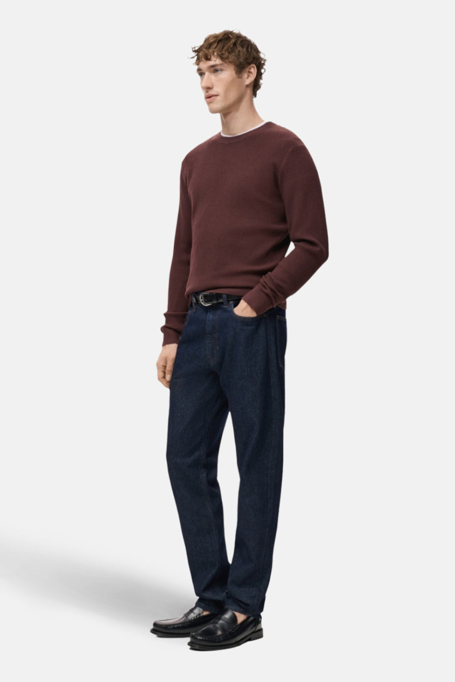 Veste Bordeaux avec col rond de MANGO, portée avec des jeans foncés et des loafers en cuir.