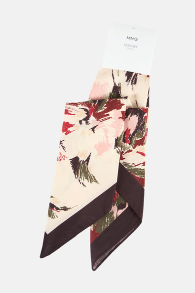 Multikleurige zomersjaal van MANGO, met een bloemenprint en een donkerbruine rand.