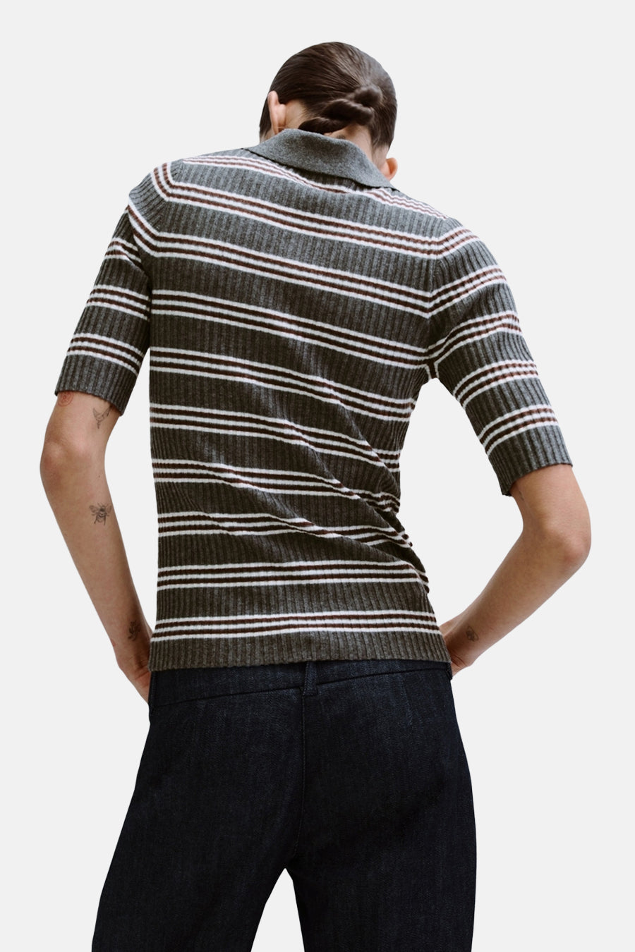 Pull gris à col rond de MANGO, avec des rayures horizontales blanches et bordeaux, montré de dos.