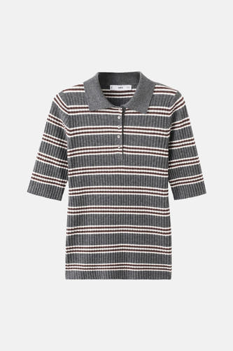 Pull gris à col rond de Mango, avec des rayures horizontales blanches et marron et des boutons.