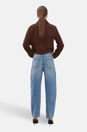 Jeans special fit van lichtblauw denim van MANGO, met wijde pijpen en hoge taille, gezien van achteren.