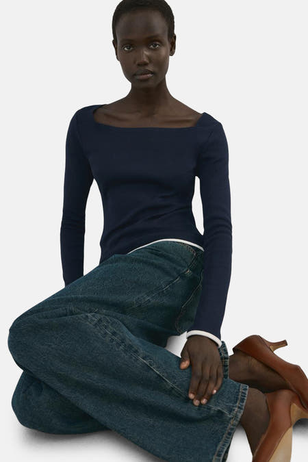 T-shirt bleu à manches longues de MANGO, avec une encolure carrée et une texture finement tricotée.