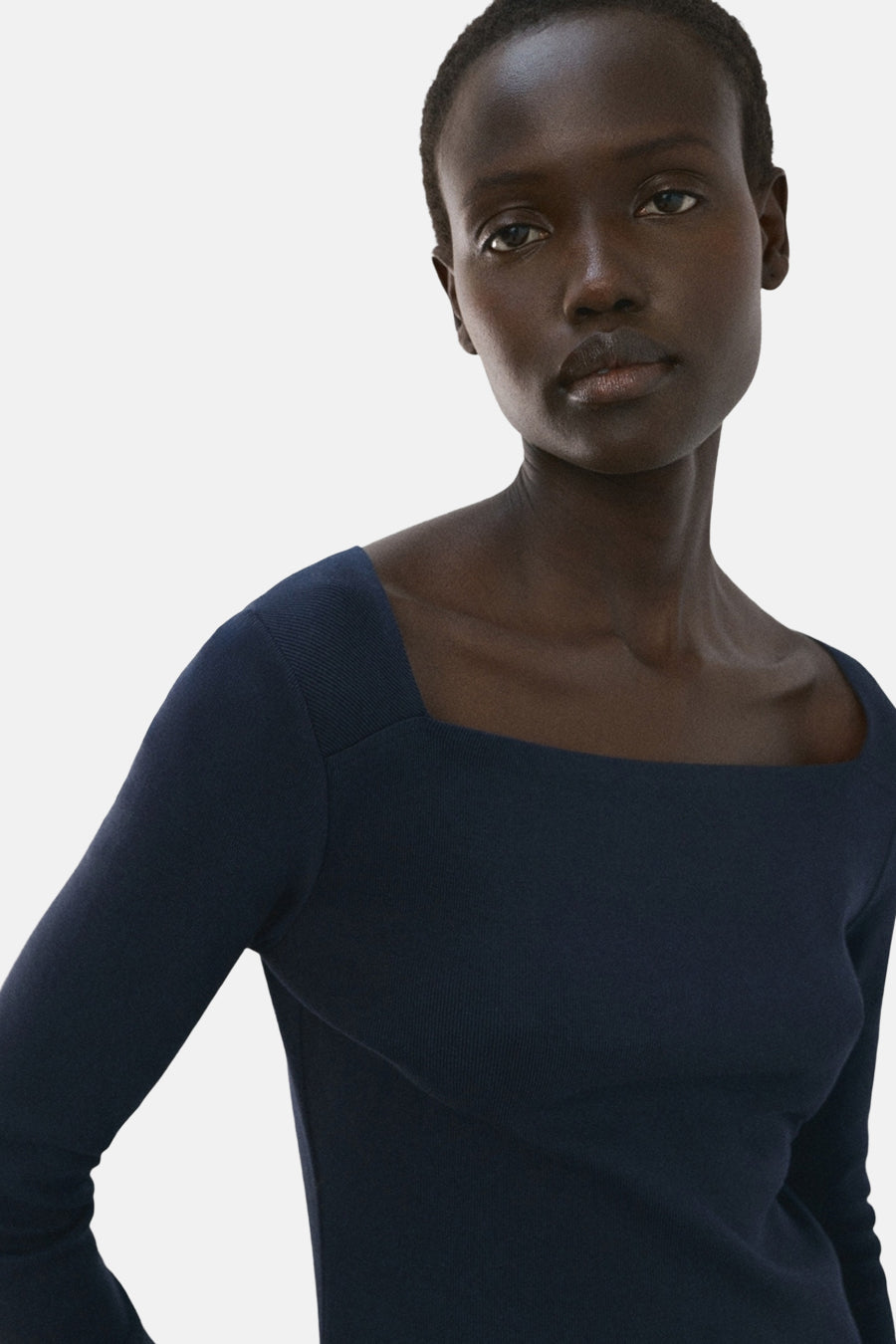 Blauw T-shirt met lange mouwen van MANGO, met een vierkante halslijn en een fijngebreide textuur.
