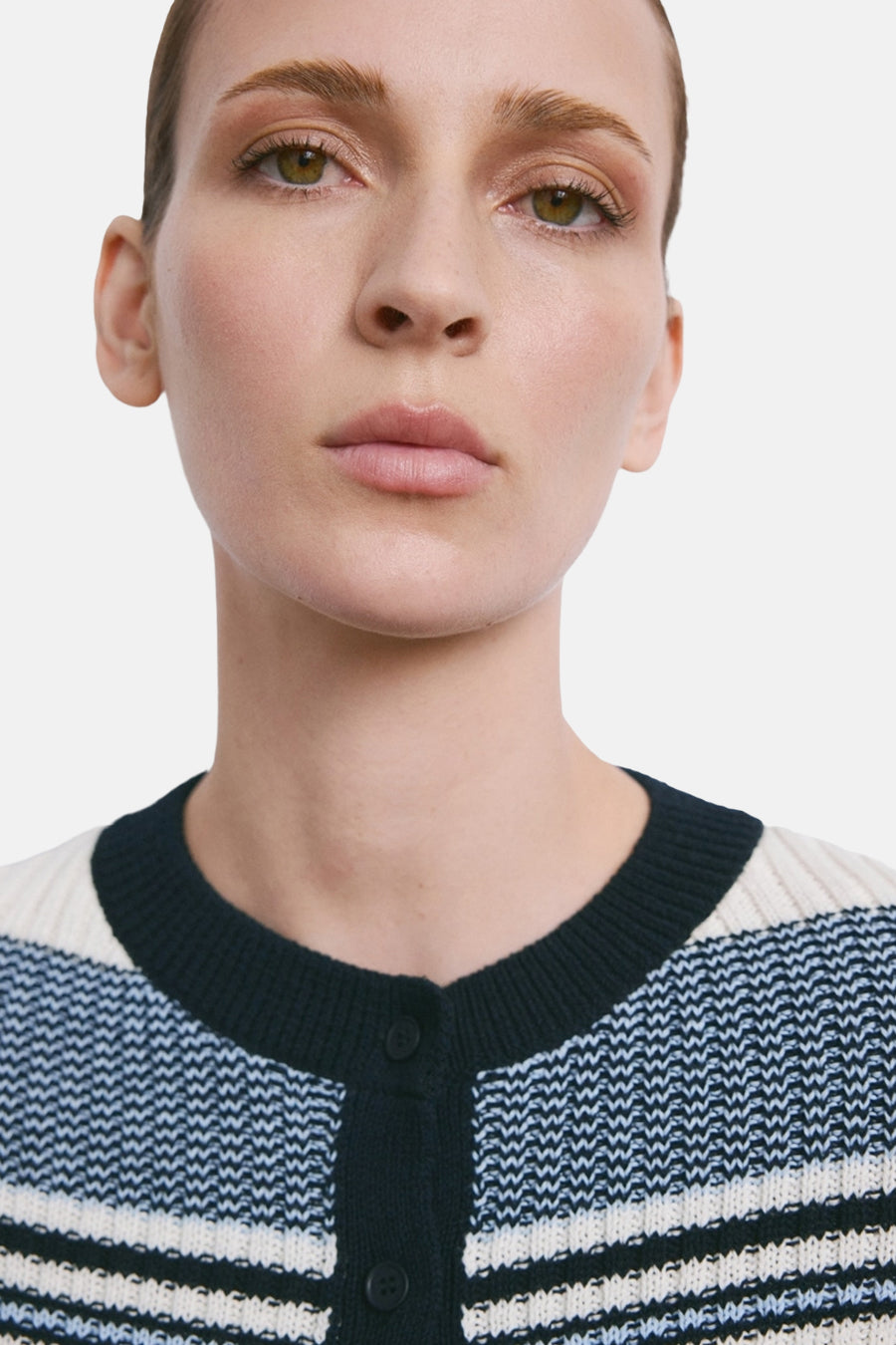 Multikleurig gilet van MANGO, met horizontale strepen en knoopsluiting.
