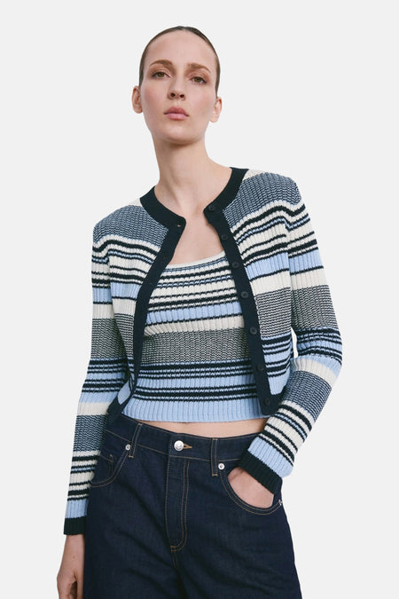 Multikleurig gilet van MANGO, met horizontale strepen en gedragen over een bijpassende top en donkere jeans.
