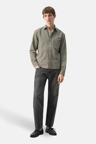 Veelkleurig overhemd met lange mouwen van MANGO, met een subtiel ruitpatroon en gedragen met grijze jeans en zwarte schoenen.
