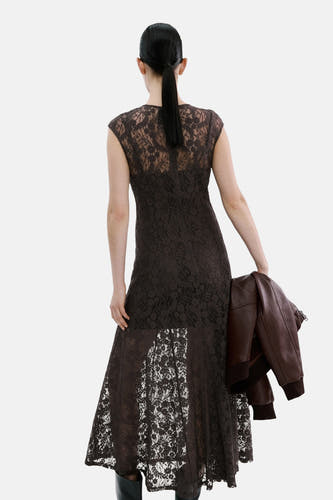 Robe sans manches marron de MANGO, avec détails en dentelle et une veste en cuir sur l'épaule.
