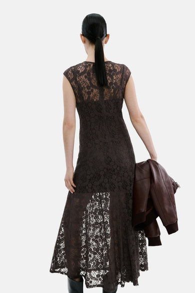 Robe sans manches marron de MANGO, avec détails en dentelle et une veste en cuir sur l'épaule.