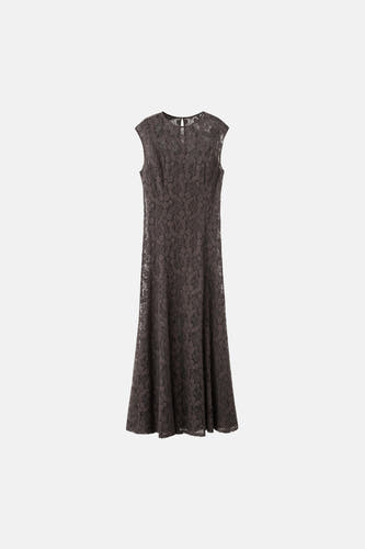 Robe marron sans manches de MANGO, avec un motif floral et une allure subtile et élégante.