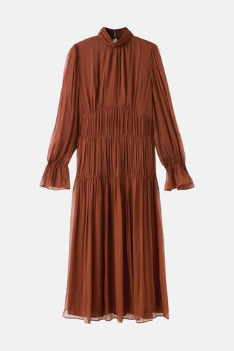 Robe marron à manches longues de MANGO, avec un col montant et des détails plissés.