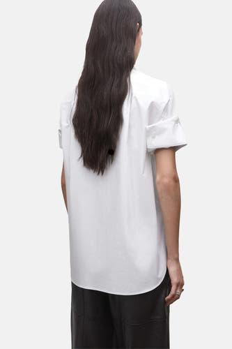 Wit hemd met korte mouwen van MANGO, gezien van achteren met lange donkere haren.