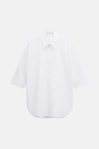 Chemise blanche à manches courtes de MANGO, avec un col classique et un ourlet arrondi.