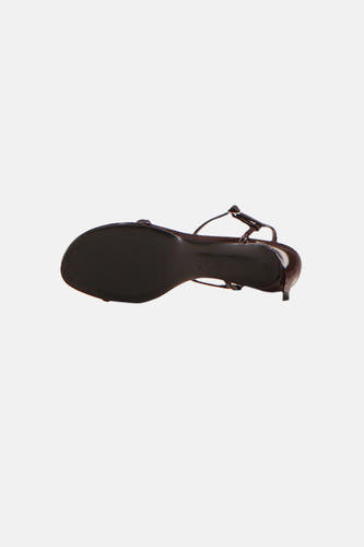Bruine sandalen van MANGO, met dunne bandjes en een kleine hak, gezien vanaf de onderkant.

