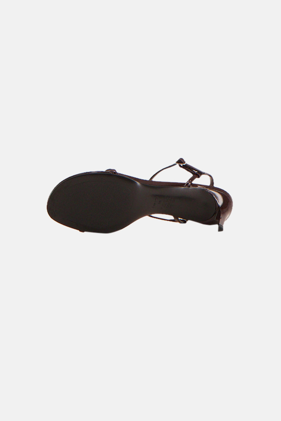 Bruine sandalen van MANGO, met dunne bandjes en een kleine hak, gezien vanaf de onderkant.
