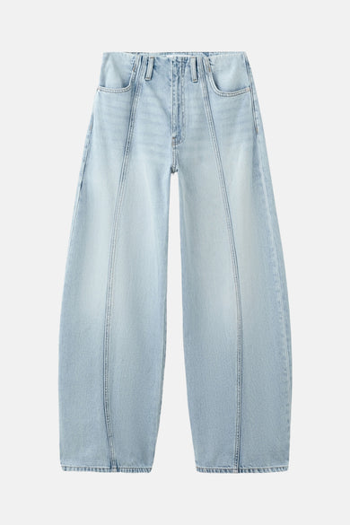 Lichtblauwe wijde jeans van MANGO, met verticale naden en zakken aan de voorkant.
